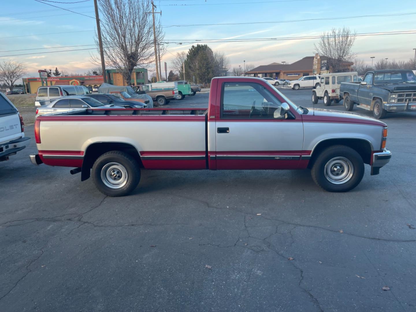 1990 Maroon/Silver /Maroon Chevrolet C1500 Silverado (1GCDC14K9LE) with an 5.7 V8 engine, AT transmission, located at 813 E Fairview Ave, Meridian , ID, 83642, (208) 336-8230, 43.618851, -116.384010 - Photo#4